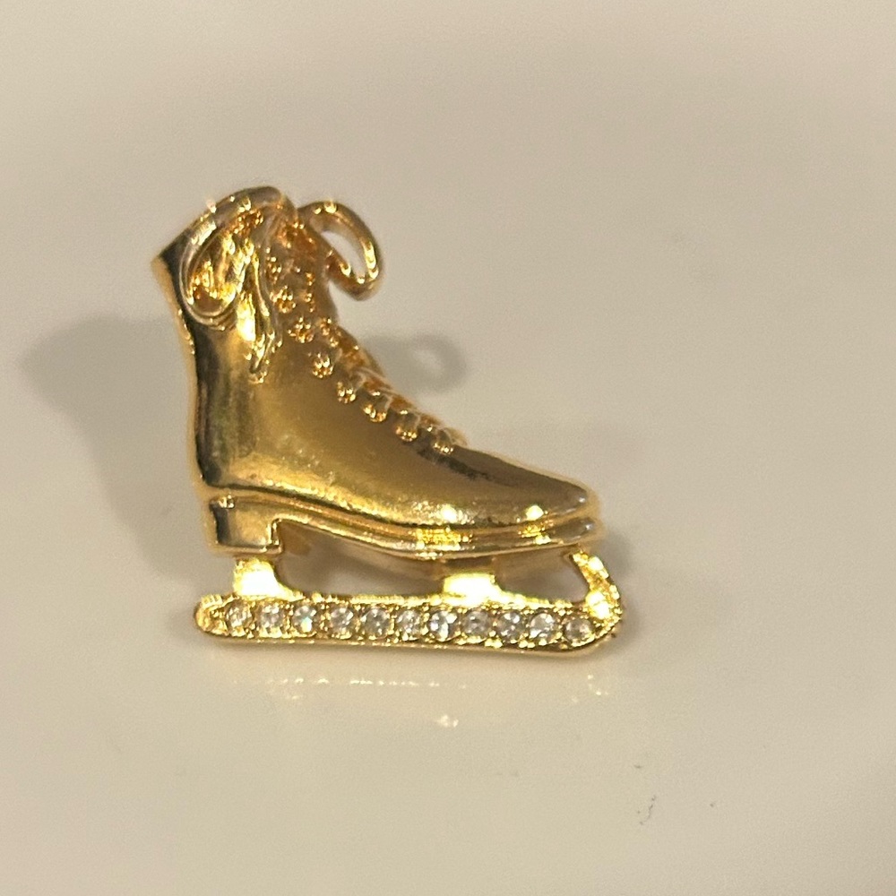gold tone ice skate pin/ excellent condition